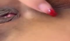 清纯素颜妹子，和男友啪啪做爱，掰穴一个黑鲍鱼，全
