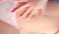 清纯美少女，露脸三点全粉粉色比基尼纤细美甲手指掰