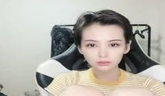 帅气短发妹子椅子上掰开逼逼特写诱惑抬起双腿露逼近