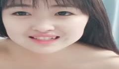 肉嘟嘟的妹妹胸部很挺很粉，躺下夹着腿一线天美鲍鱼