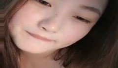 素颜妹子肉肉微胖，童颜巨乳丰满可人，主动展示美粉