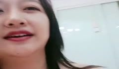 坦克少妇露脸道具自慰，吊钟奶子，撅起屁股露出一个