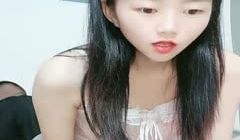 甜美小少妇露脸无毛白虎逼，深夜刺激狼友互动撩骚，