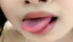 网红脸长发巨乳妹子，特写主动掰穴粉蝴蝶，手持镜头