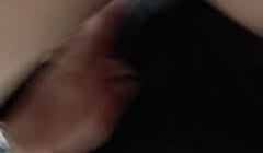 透过门缝看少妇洗澡大鸡巴怎么受得了，等少妇出来揉