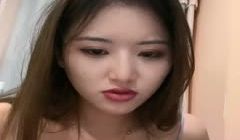 新来的美女主播在狼友的勾搭下激情小秀，全程露脸漏