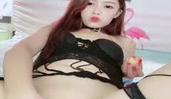颜值女神玩的好嗨啊，全程露脸性感装扮展示逼逼绝活