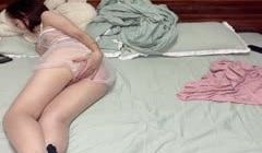 既骚气又妩媚的人妻，搁床上换上床上婚纱，跳蛋自慰