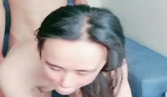 一线天妹子和男友在沙发上啪啪做爱，完美露脸解锁花
