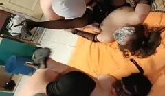 一群真熟女群P大战，床上一躺推到就被猥琐哥哥舔逼