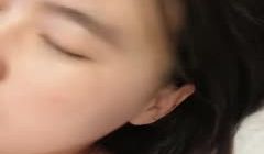 月色中的栀子花香 小哥哥找个邻家妹子无套啪啪，被