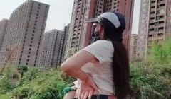 在家憋不住的两个骚逼出来发骚，单元楼下漏出骚奶子