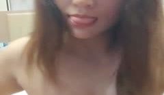 韵味轻熟女一个人酒店里面全裸自慰，浴池洗澡，发骚