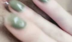长发灰木耳少妇，床上俯视角度手指自慰，淫水很多拍