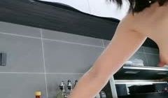 长发御姐美少妇，真会玩厨房橱柜上吸个道具长屌自慰