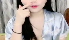 长相甜美的妹妹穿银色睡衣，聊聊性事男友迫不及待就