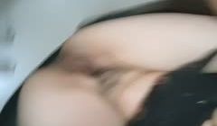 办公室里的骚货关起门来直播赚外快，淫声荡语互动撩