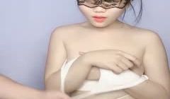 风骚小婊妹让小哥亲着小嘴玩奶子摸屁股慢慢扒光给狼