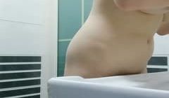 肤白貌美极品大奶子良家女孩，裸体瑜伽诱惑狼友，洗