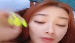 高颜值女神深夜在家一个人诱惑狼友，爆乳一线天肥美