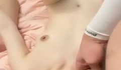 黑丝露脸轻熟女风骚人妻被几个大哥在床上风骚蹂躏，