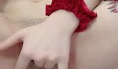 红色比基尼模特身材网红脸妹子，纤纤玉指掰穴自慰揉