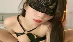 很哇塞的极品小女人露脸了，情趣诱惑狼友，舔脚舔假