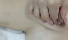 哺乳期的小奶妈露脸诱惑狼友，奶子太胀了宾馆挤奶给