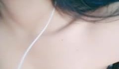 年轻的小妈露脸黑丝情趣诱惑，还能挤出奶水，花好妆