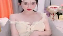 极品尤物网红女神！收费房身材展示！白丝美腿爆乳，