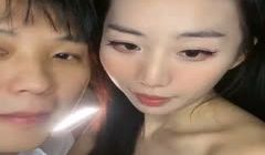 气质模特女神，白色丝袜椅子上女上位啪啪，新炮友完