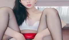 丝袜高跟大耳环露脸巴蜀小少妇激情大秀，道具抽插骚