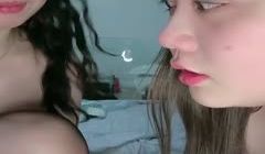 塑料姐妹花黑丝情趣吃着冰激凌跟狼友互动撩骚，听狼