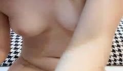 网红脸妹子岔开大腿露出干净白虎，道具插穴自慰，有