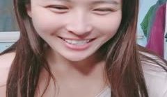 温柔的小少妇露脸深夜撩骚互动狼友，脱了衬衫就开始