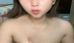 小妞一个人在家发骚，全程露脸脱光了诱惑狼友，互动