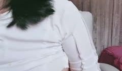 新来的良家小少妇露脸颜值不错，漏着骚奶子边吃饭边