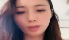 已婚骚人妻家里没人陪狼友发骚，农村大院屋里骚完院