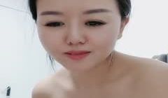 淫乱姐妹花激情大秀陪狼友发骚，高颜值制服黑丝露脸