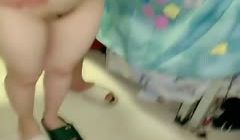 淫乱的女生宿舍，男女激情啪啪旁边还有小哥靓妹观战