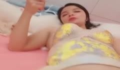 淫娃荡妇姐妹花，全程露脸陪狼友发骚，揉奶玩逼听狼