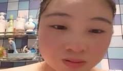 孕妇下海挣奶粉钱，大肚子挺着胸部在浴室漏逼，自慰