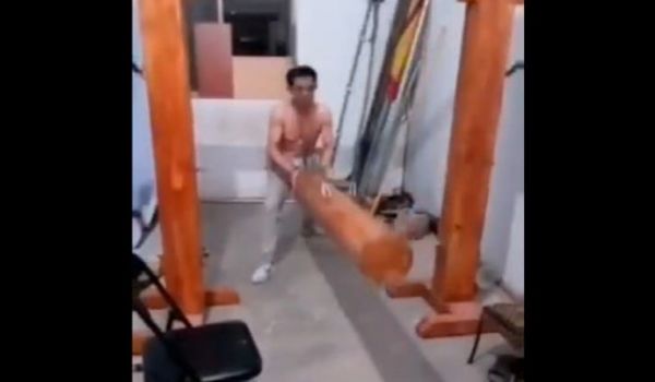 用大木桩撞下体..