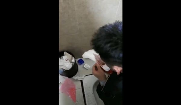 在公共厕所翻女生用过的卫生棉舔..