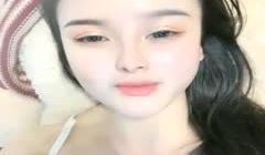 高颜值白皙妹子【童颜巨乳】大黑牛震动肥逼，头部插