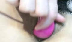 高颜值白皙妹子【童颜巨乳】大黑牛震动肥逼，近距离