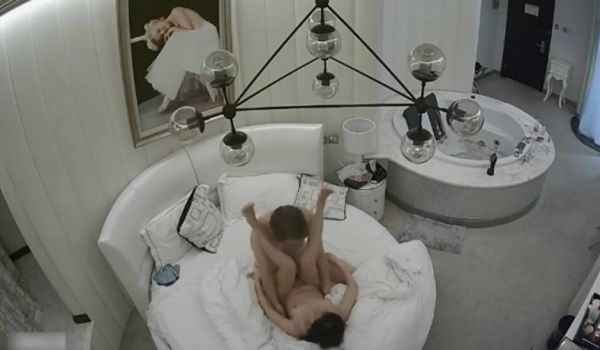 360监控偷拍50多岁的老板和36岁的女会计酒店