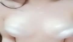 性感红唇白皙大奶萌妹全裸椅子道具自慰，振动棒插逼