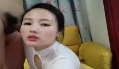 颜值不错大奶少妇开裆黑丝自慰啪啪，边插大黑牛边口
