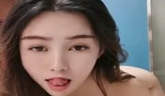 高颜值妹子【大学生喜欢吗】全裸自慰啤酒瓶抽插，性